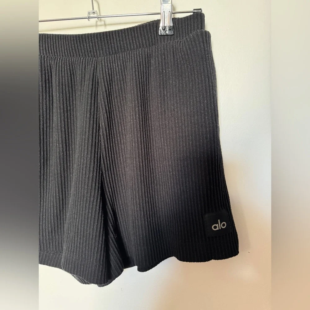 Alo Yoga Muse ribbed Set shorts and Sweater